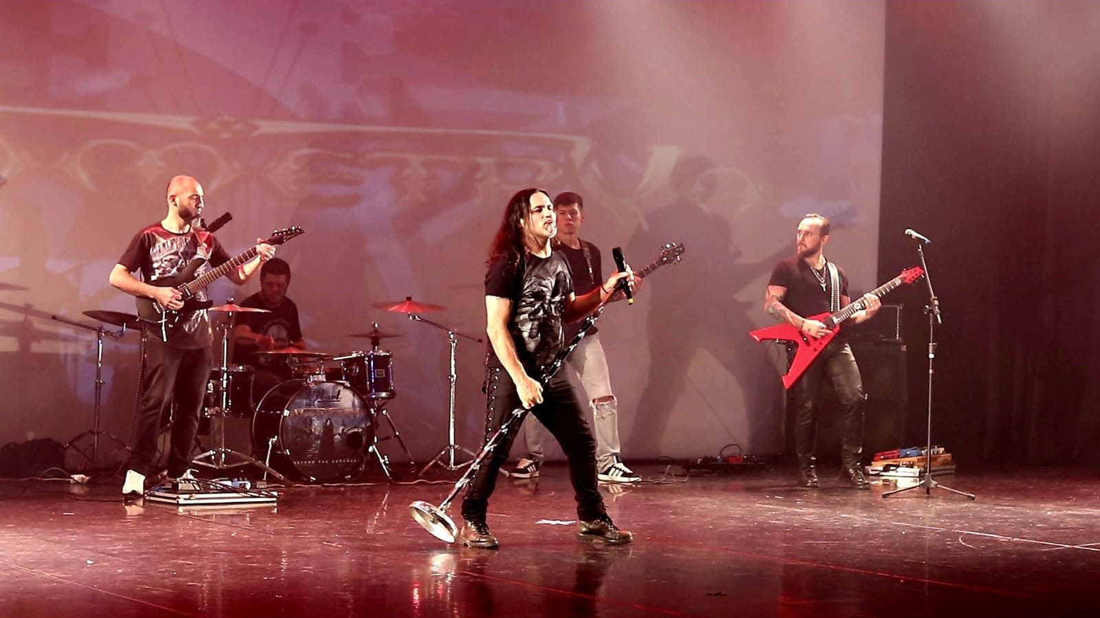 Symmetrya traz reflexão visceral sobre o câncer com o single “Insidious”