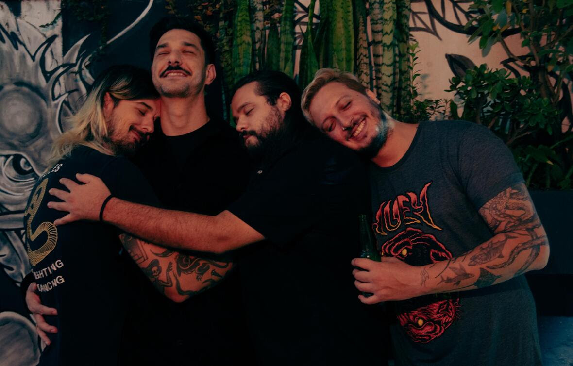 Cosmo Room lança álbum de estreia homônimo marcado por contrastes e densidade instrumental
