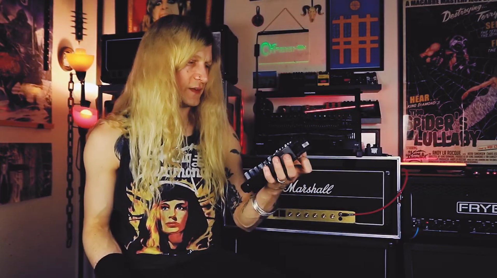 Guitarrista Bryce VanHoosen testa sistema in-ear ultracompacto ao vivo no festival Hell’s Heroes